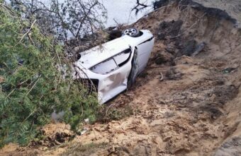 В Тверской области Toyota съехала с обрыва и опрокинулась В Тверской области Toyota съехала с обрыва и опрокинулась