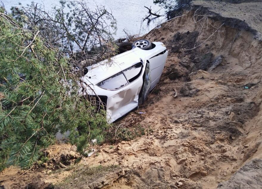 В Тверской области Toyota съехала с обрыва и опрокинулась