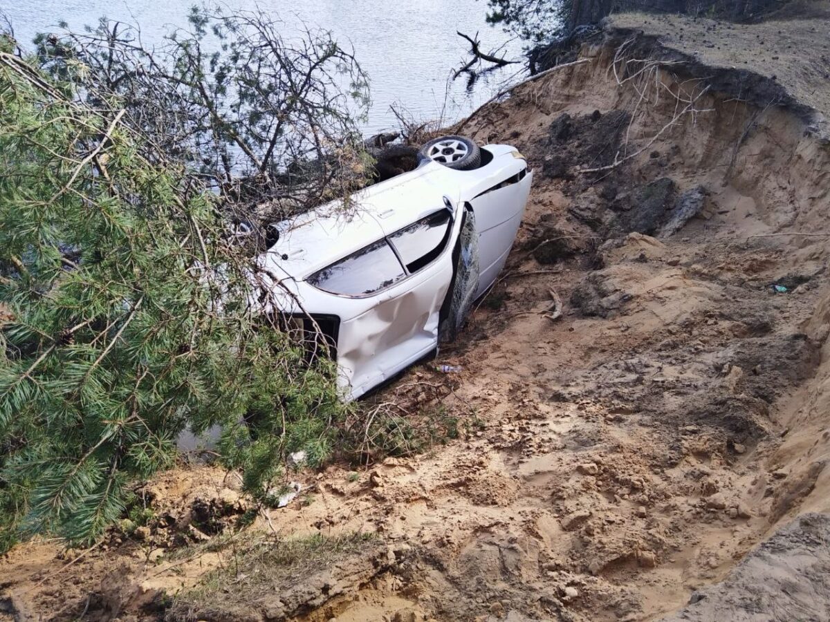 В Тверской области Toyota съехала с обрыва и опрокинулась