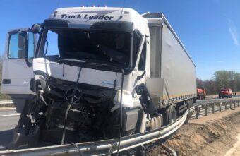 Два человека пострадали в столкновении фуры и экскаватора в Тверской области Два человека пострадали в столкновении фуры и экскаватора в Тверской области