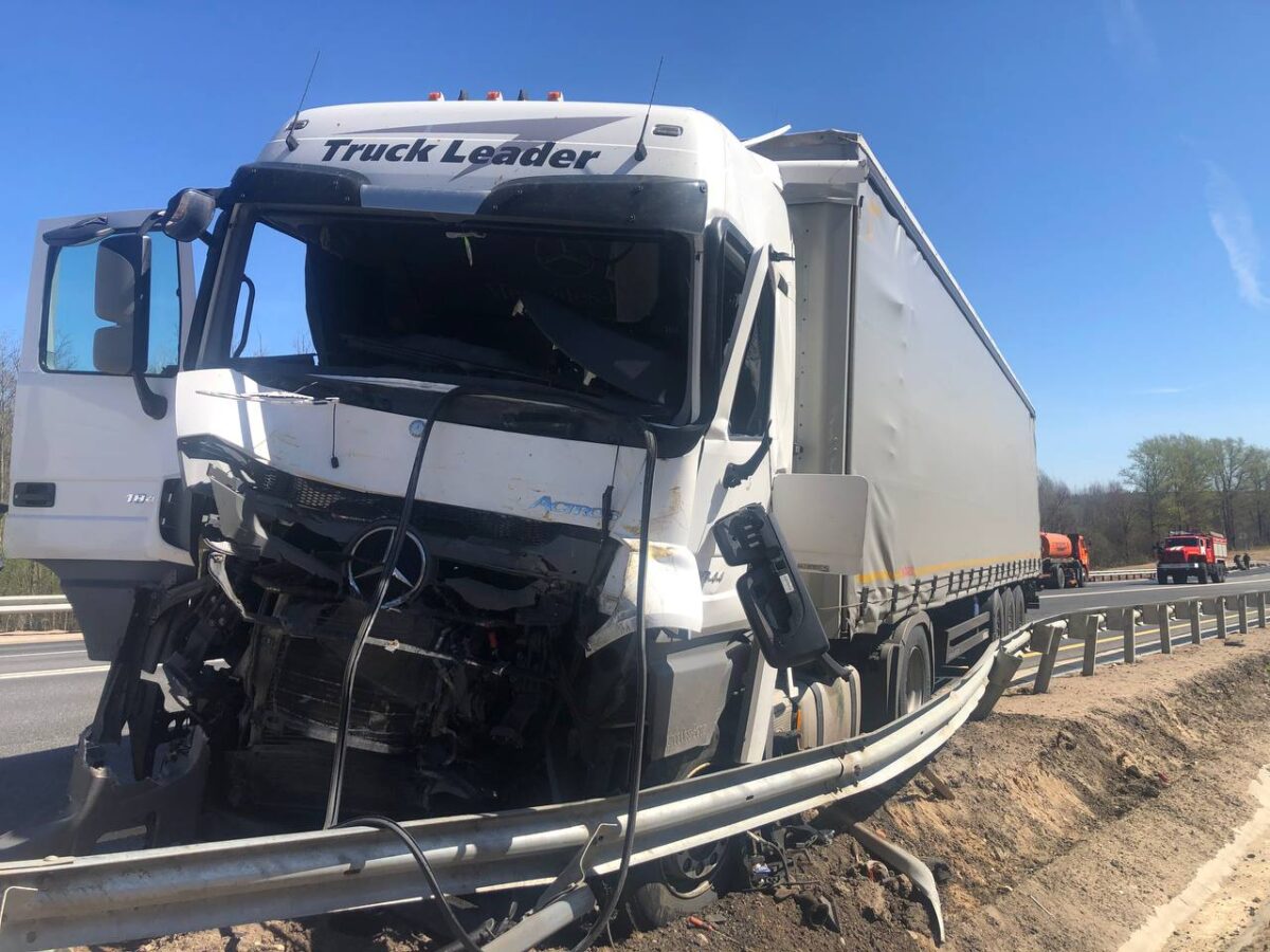 Два человека пострадали в столкновении фуры и экскаватора в Тверской области