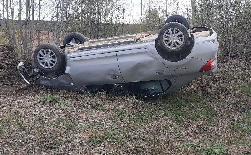 "Логан" съехал в кювет и перевернулся в Тверской области