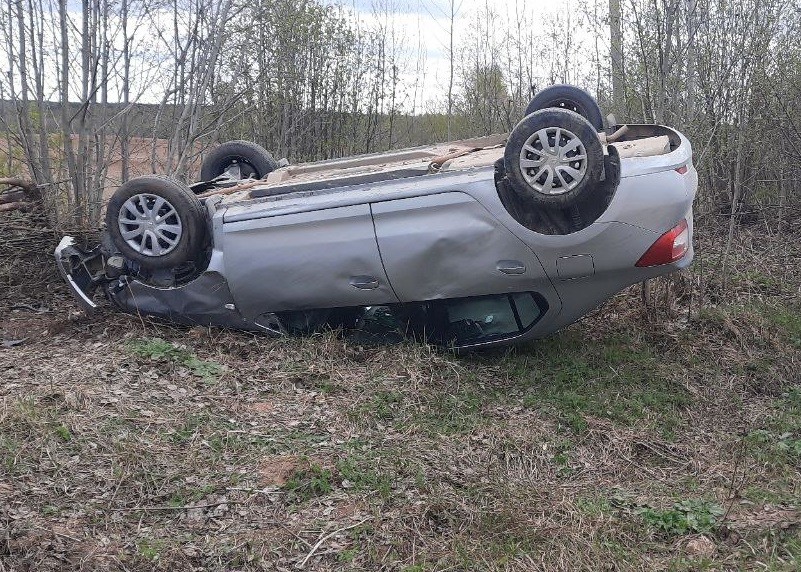"Логан" съехал в кювет и перевернулся в Тверской области