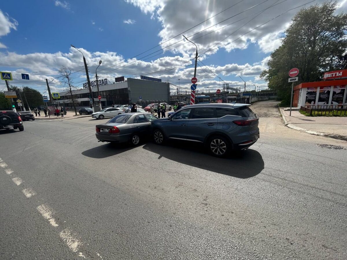 Mitsubishi и Chery столкнулись рядом с автовокзалом в Твери