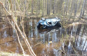 В Тверской области "вылетевшая" в кювет иномарка оказалась в воде В Тверской области "вылетевшая" в кювет иномарка оказалась в воде