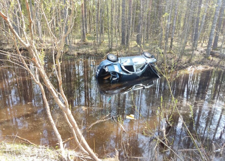 В Тверской области "вылетевшая" в кювет иномарка оказалась в воде В Тверской области "вылетевшая" в кювет иномарка оказалась в воде