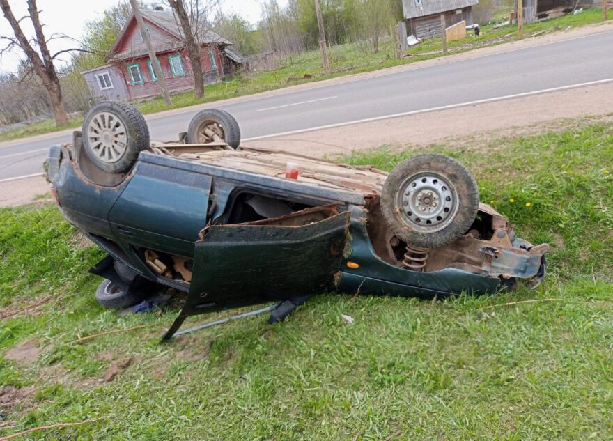 ВАЗ съехал в кювет и перевернулся в Тверской области