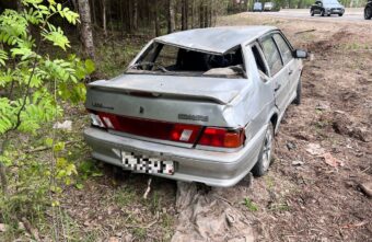 ВАЗ оказался в кювете под Тверью из-за взорвавшегося колеса