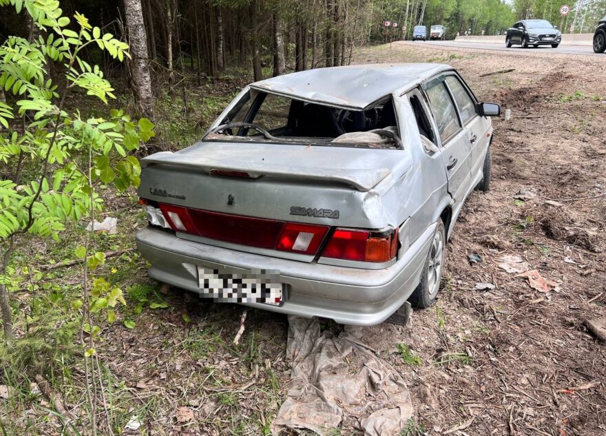 ВАЗ оказался в кювете под Тверью из-за взорвавшегося колеса ВАЗ оказался в кювете под Тверью из-за взорвавшегося колеса