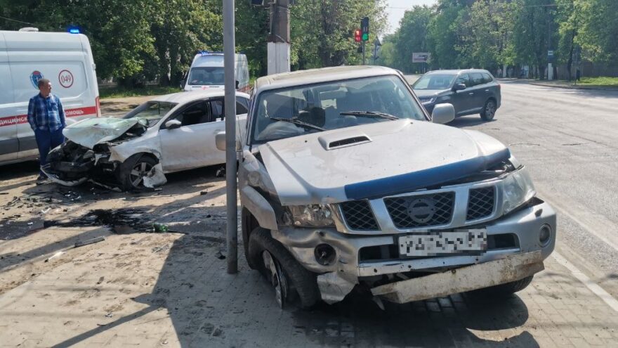 Два человека пострадали в столкновении "Ниссана" и "Фольксвагена" в Твери Два человека пострадали в столкновении "Ниссана" и "Фольксвагена" в Твери