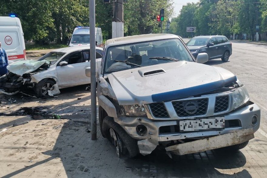 Два человека пострадали в столкновении "Ниссана" и "Фольксвагена" в Твери Два человека пострадали в столкновении "Ниссана" и "Фольксвагена" в Твери