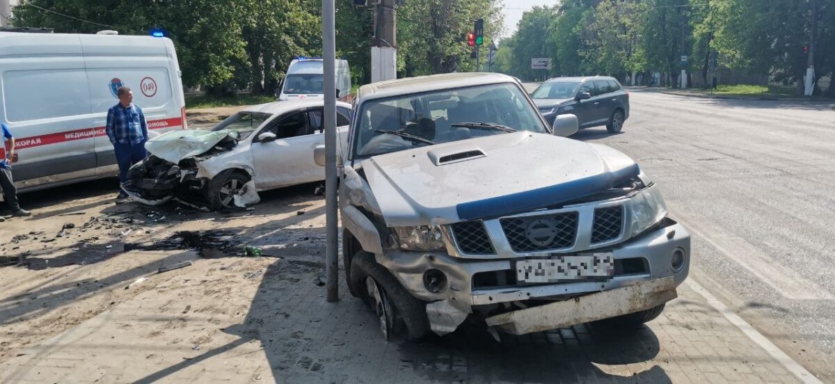 Два человека пострадали в столкновении "Ниссана" и "Фольксвагена" в Твери Два человека пострадали в столкновении "Ниссана" и "Фольксвагена" в Твери