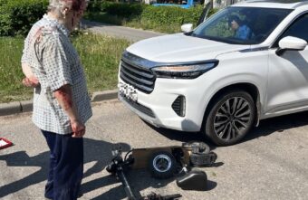 Самокатчик попал в больницу после столкновения с китайским кроссовером в Твери