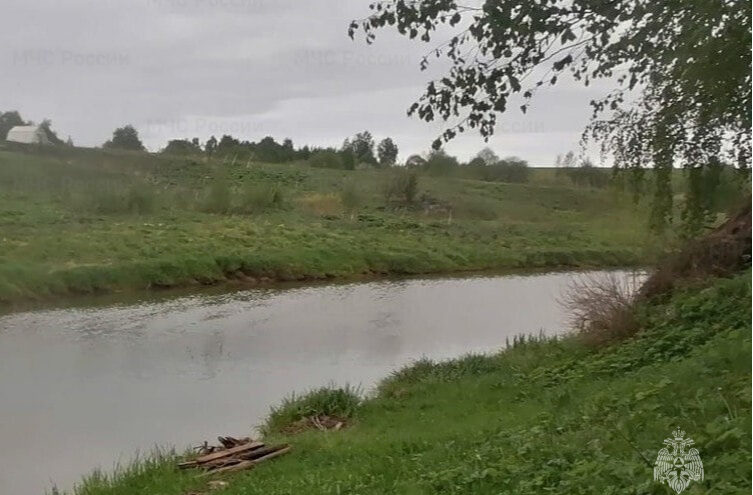Из реки в Тверской области достали тело человека