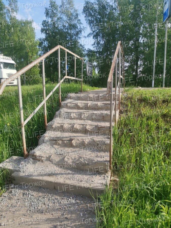 В Тверской области жители боятся сломать ноги возле автобусной остановки