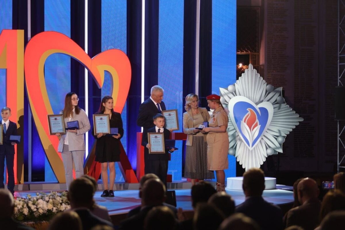 Министр Владимир Колокольцев наградил жительницу Тверской области за спасение людей