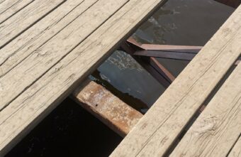В Тверской области мамы с колясками боятся провалиться под мост В Тверской области мамы с колясками боятся провалиться под мост