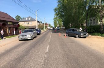 Водитель ВАЗа сбил женщину после неудачного обгона в Тверской области