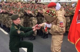 Главе тверской "Юнармии" сделали предложение руки и сердца на параде в Твери
