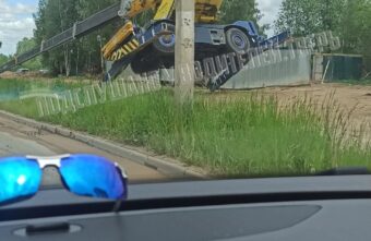 На стройке в Твери опрокинулся подъемный кран