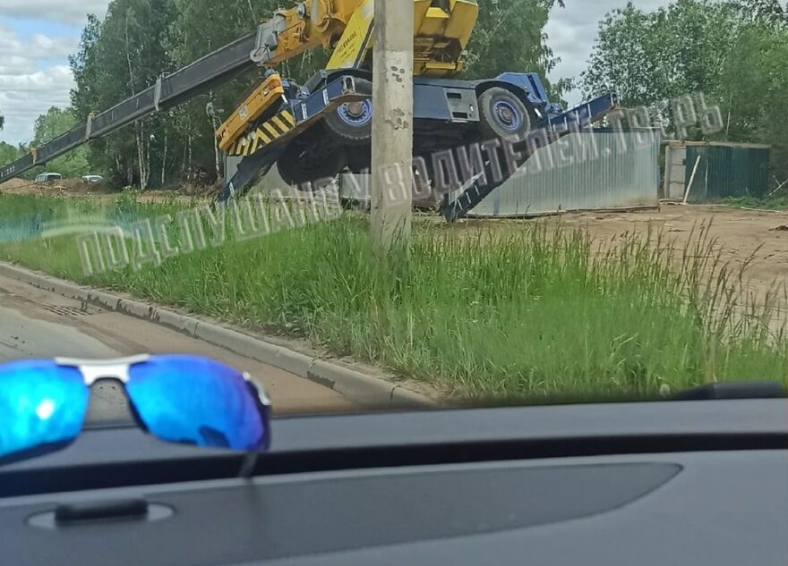 На стройке в Твери опрокинулся подъемный кран