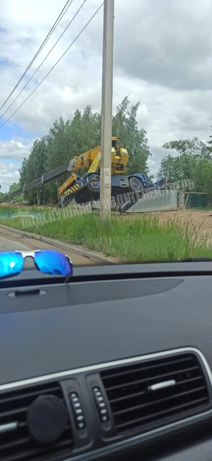 На стройке в Твери опрокинулся подъемный кран