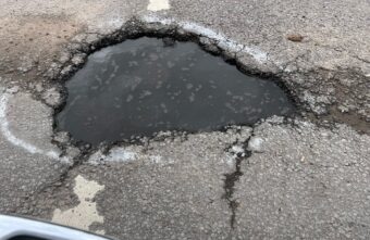 Ямы на дорогах Твери обвели краской