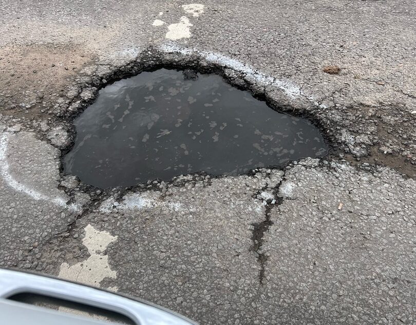 Ямы на дорогах Твери обвели краской