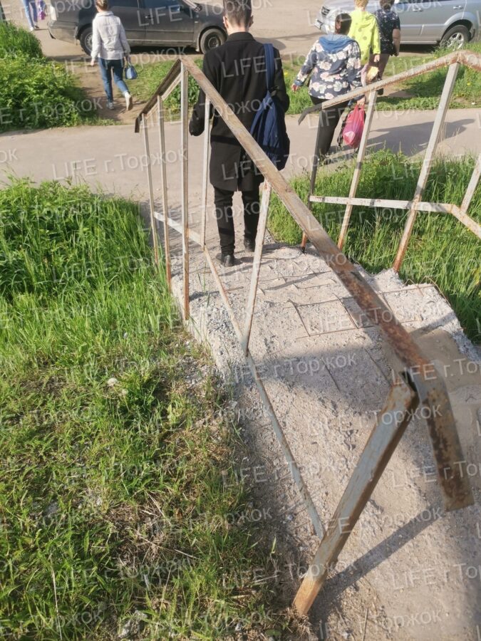 В Тверской области жители боятся сломать ноги возле автобусной остановки