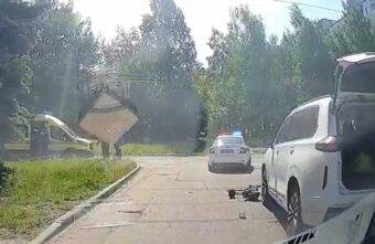 В Твери кроссовер сбил самокатчика