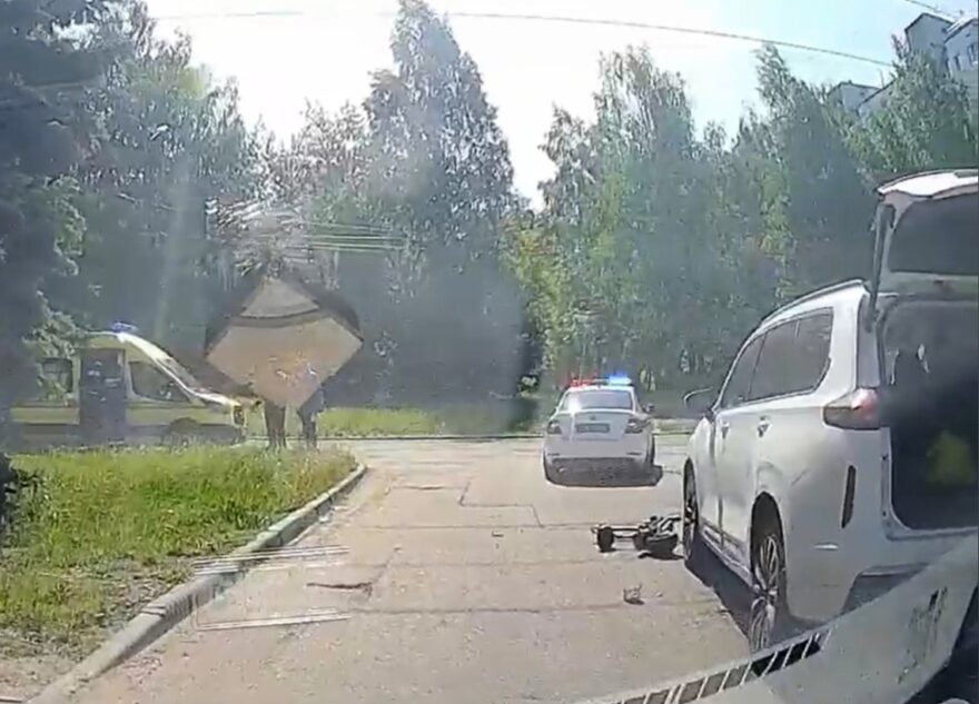 В Твери кроссовер сбил самокатчика
