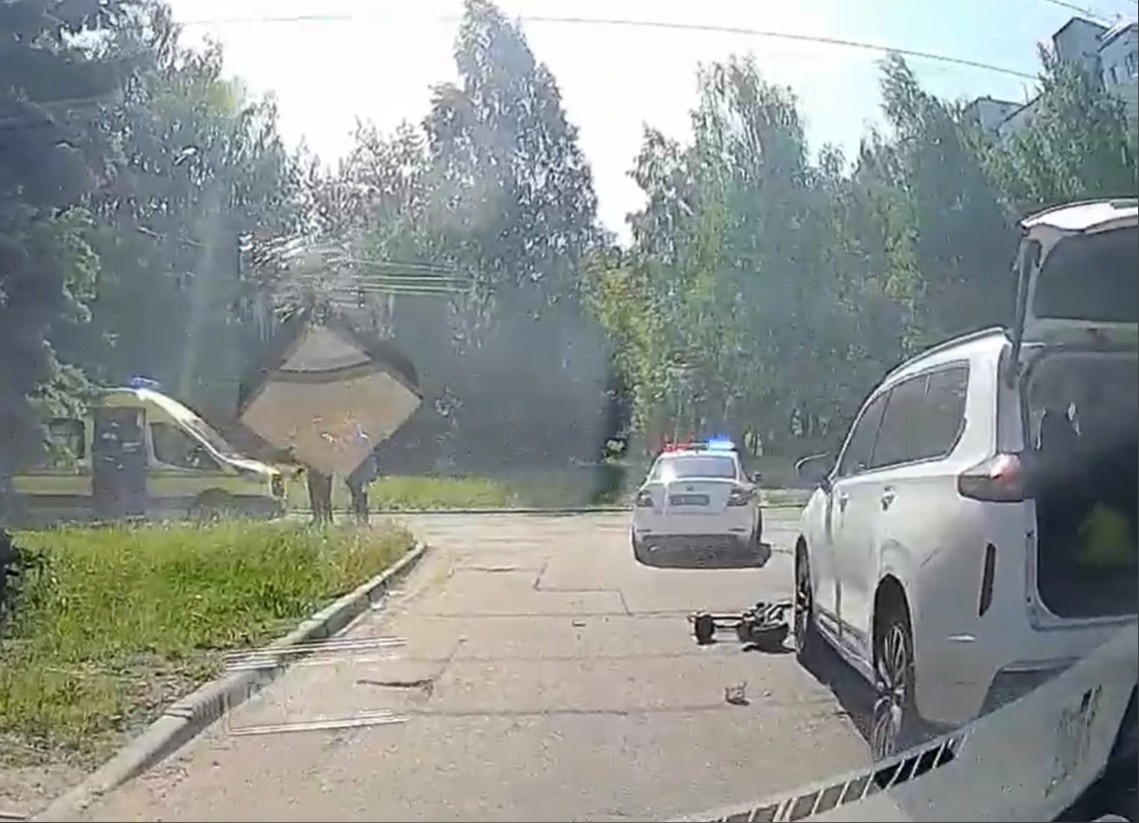 В Твери кроссовер сбил самокатчика