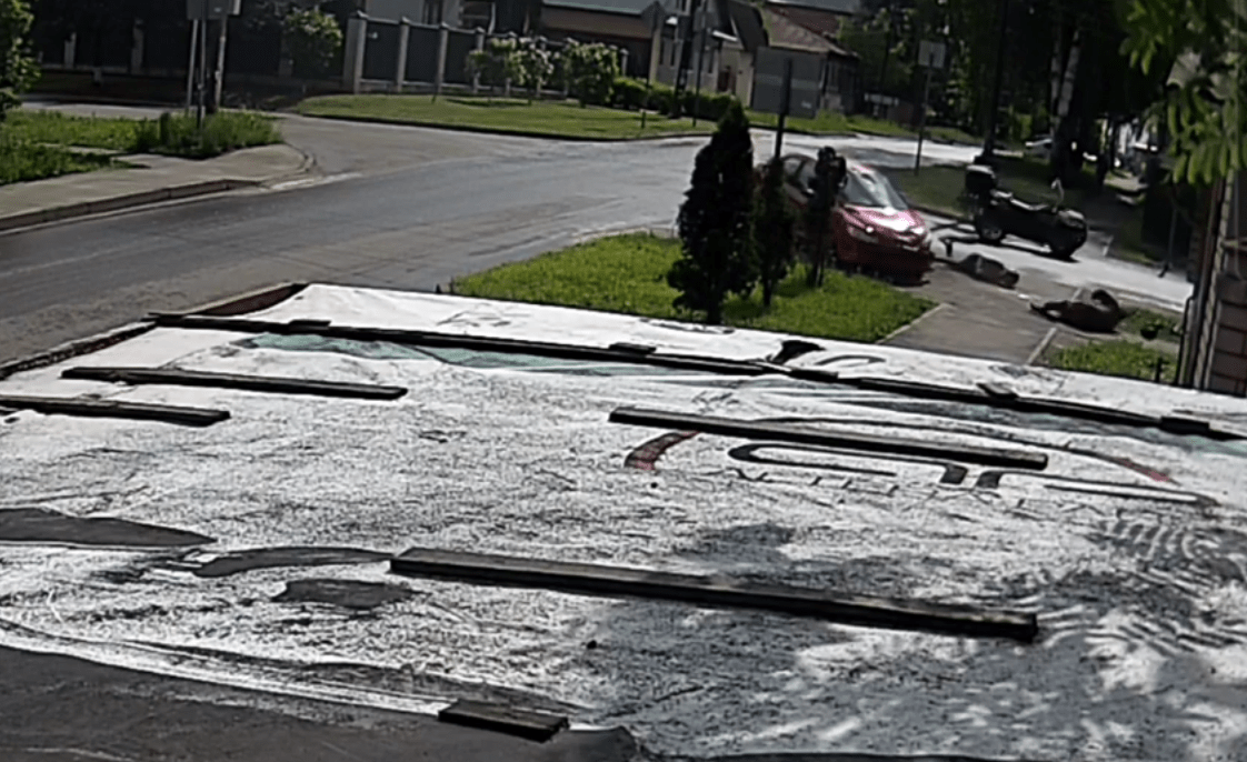 На видео попали кадры ДТП с участием иномарки и квадроцикла в Тверской области