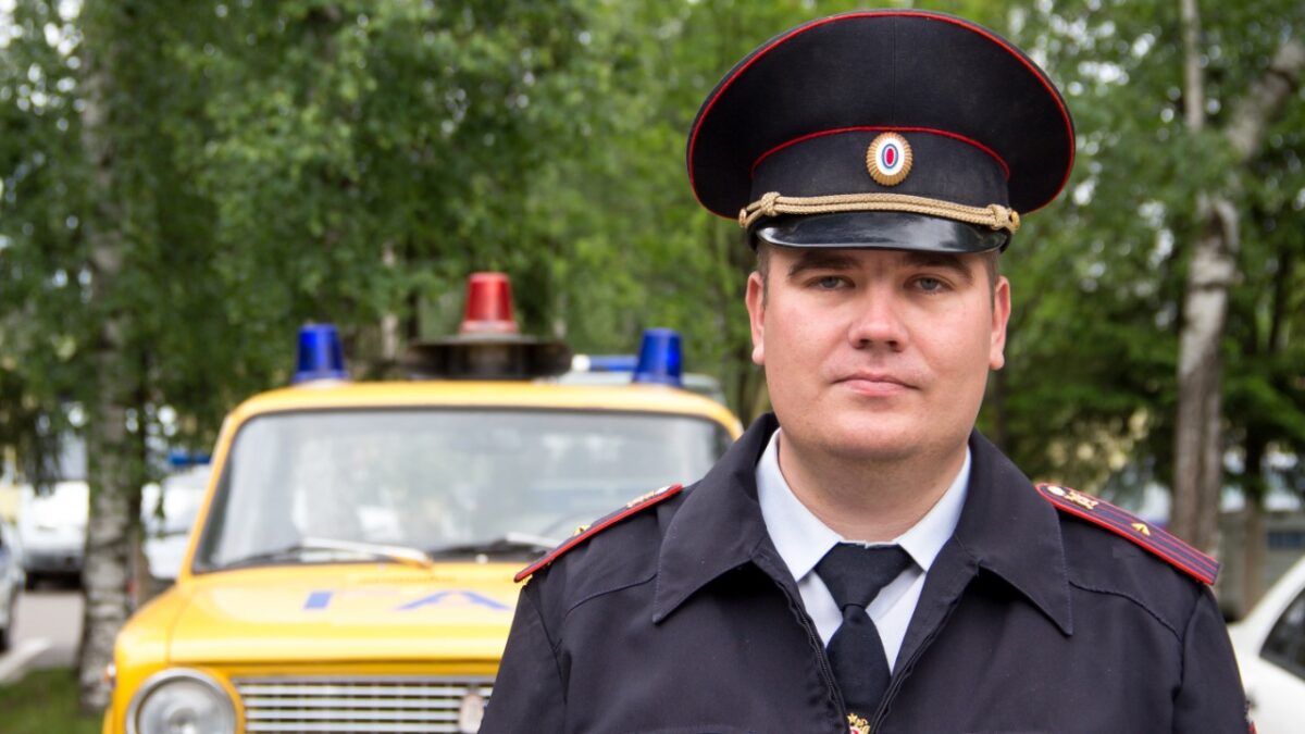 Полицейский Александр Григорьев остановил в Твери пожар     Полицейский Александр Григорьев остановил в Твери пожар