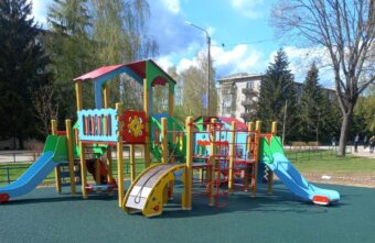 Новые детские игровые комплексы устанавливают в 22 муниципалитетах Тверской области Новые детские игровые комплексы устанавливают в 22 муниципалитетах Тверской области