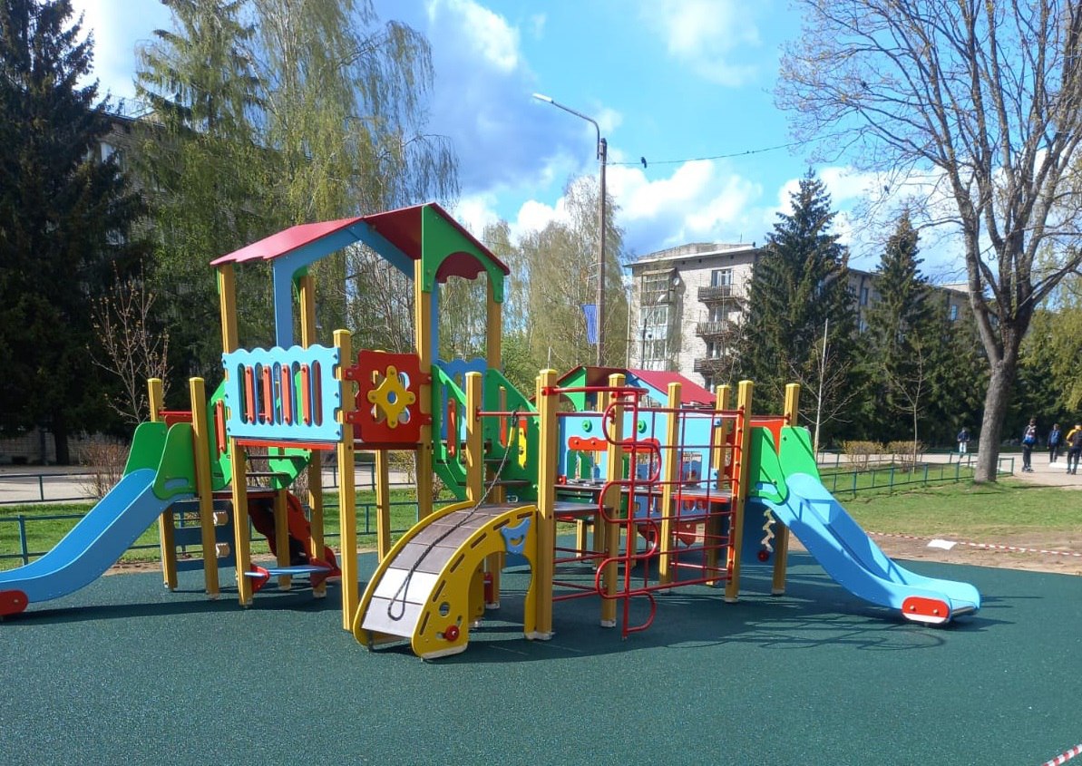 Новые детские игровые комплексы устанавливают в 22 муниципалитетах Тверской области