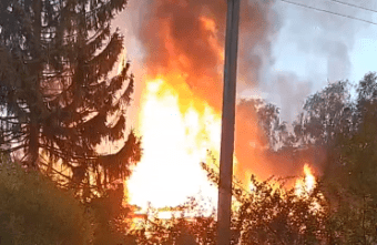 В Тверской области горит дом