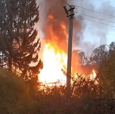 В Тверской области горит дом