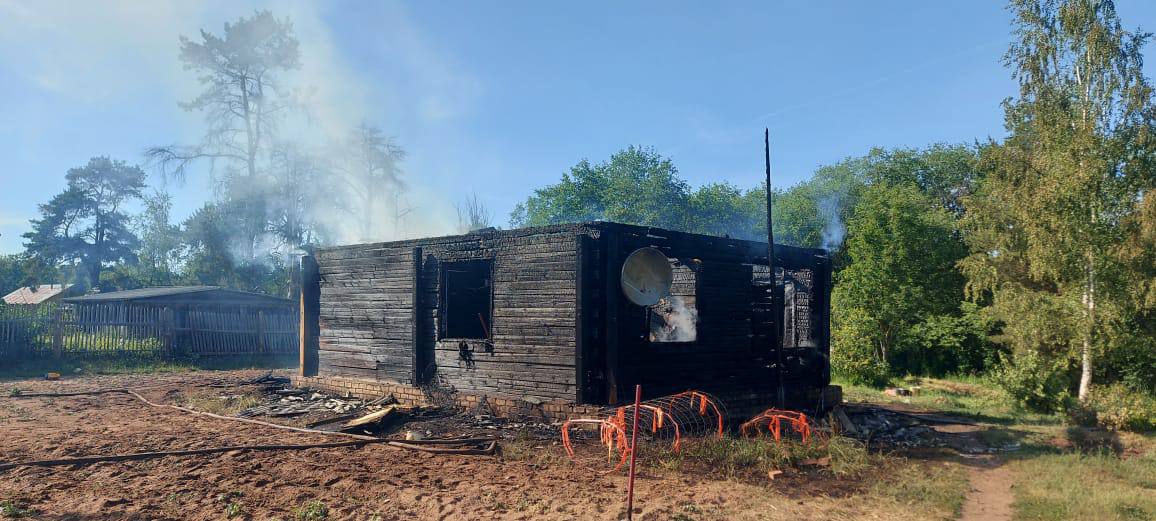 Появились фото с места страшного пожара в доме многодетной семьи в Тверской области