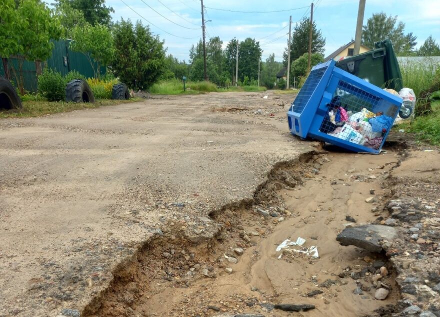 В Тверской области улицу смывает в реку