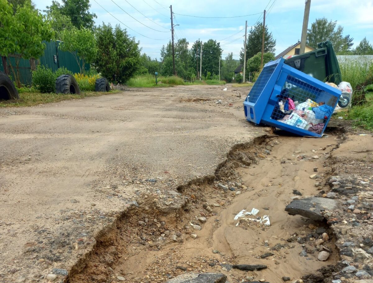 В Тверской области улицу смывает в реку