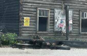 В Тверской области дом рушится прямо на дорогу, где ходят люди В Тверской области дом рушится прямо на дорогу, где ходят люди