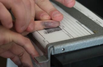 Вора, совершившего кражу в Тверской области, нашли по отпечаткам пальцев Вора, совершившего кражу в Тверской области, нашли по отпечаткам пальцев