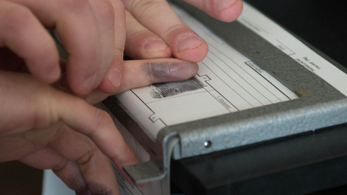 Вора, совершившего кражу в Тверской области, нашли по отпечаткам пальцев