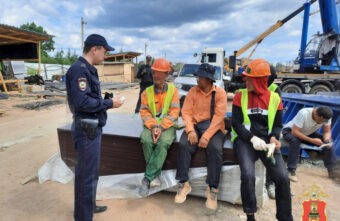 На стройке в Твери трудились без разрешения больше 20 мигрантов На стройке в Твери трудились без разрешения больше 20 мигрантов