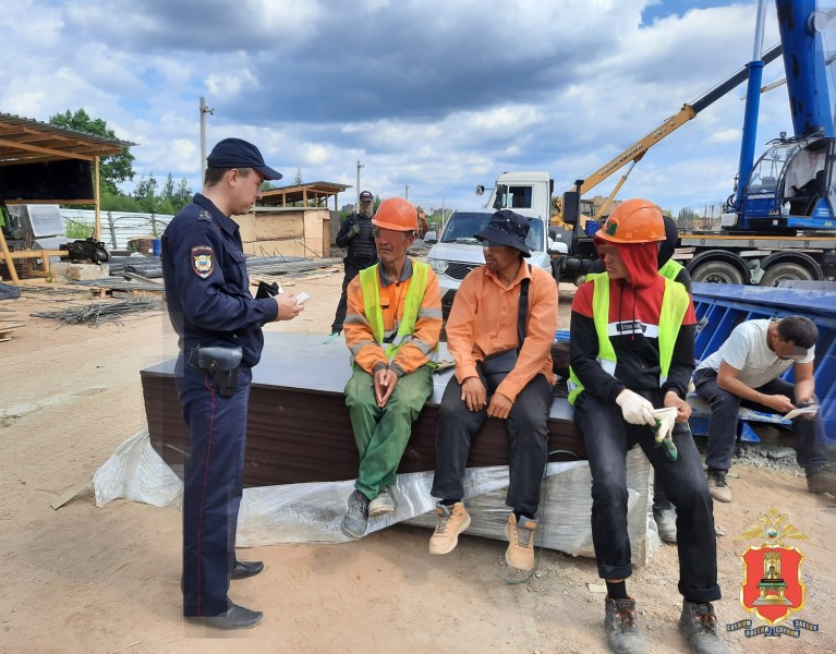 На стройке в Твери трудились без разрешения больше 20 мигрантов