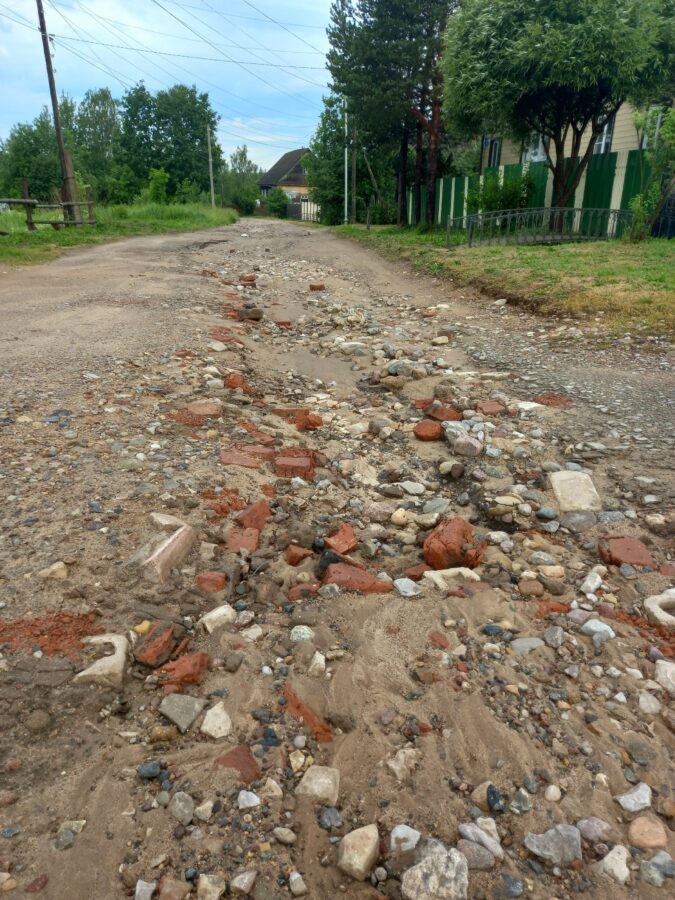 В Тверской области улицу смывает в реку