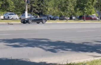 В Твери "мать" с потомством чуть не попала под машину В Твери "мать" с потомством чуть не попала под машину