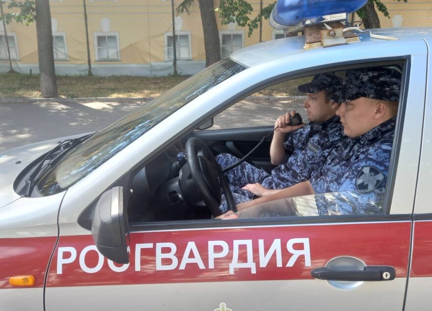 В Твери мужчина пытался спрятать краденный алкоголь в себе