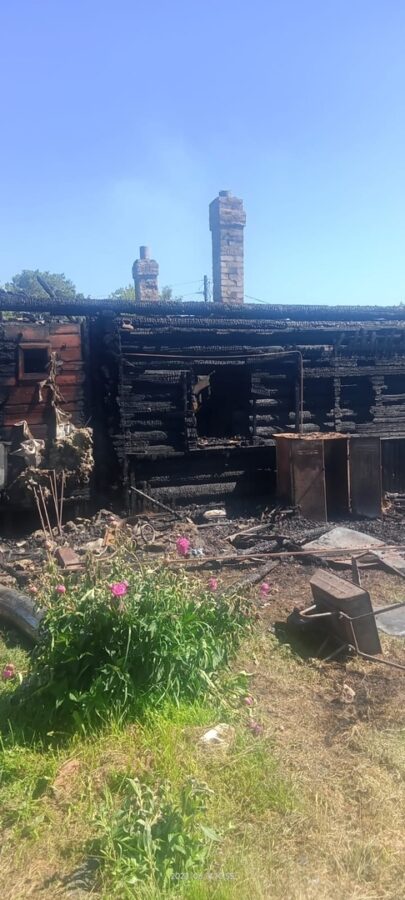 В Тверской области помогают многодетной семье, потерявшей дом при пожаре